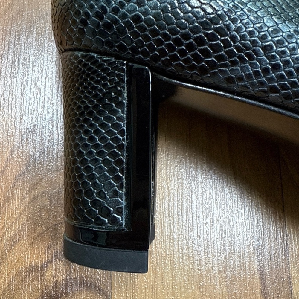 Stuart Weitzman Leather Snake Embossed Pump 2.5” Heel Shoes Size 7M Black Gray - Picture 3 of 16